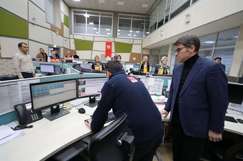 Valimiz Önder Bakan, yeni yılı görevleri başında karşılayan 112 Acil Çağrı Merkezi Müdürlüğümüz personellerini ziyaret ederek yeni yıllarını kutladı.