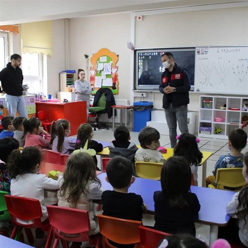 ARTVİN 112 ACİL ÇAĞRI MERKEZİ İLÇE OKULLARINDA BİR BİR İKİ 112 TANITIMINA BAŞLADI İLK DURAK "ARDANUÇ"