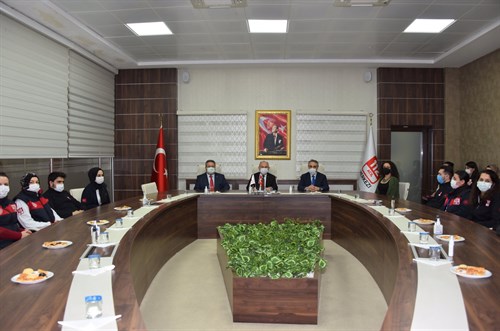 Vali Yaşar Karadeniz, kurumumuz personellerine verilen “Psikolojik İlk Yardım Eğitimi” sertifika törenine katıldı.