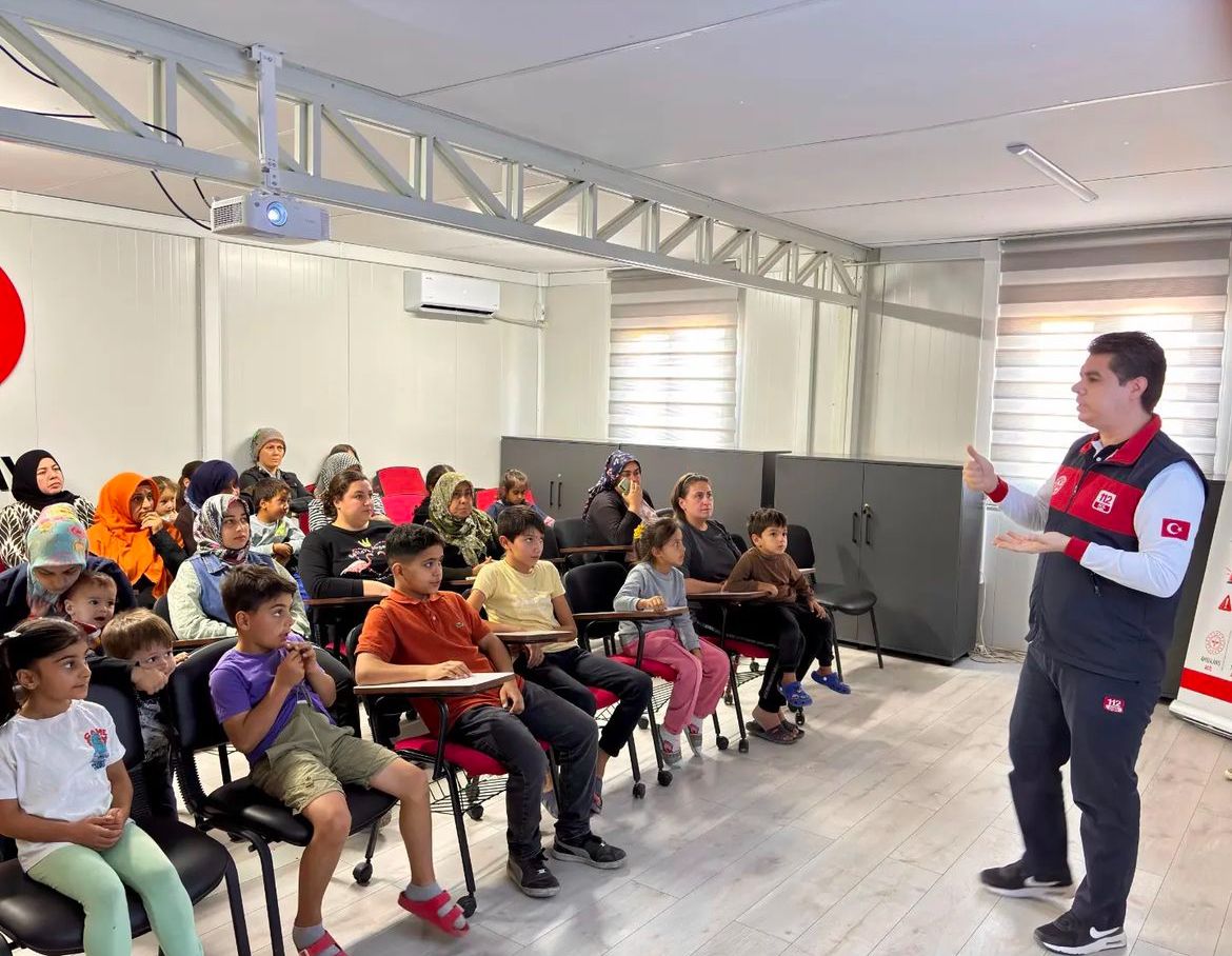 Osmaniye Türk Kızılay Seminer Salonunda Konteyner Kentteki Depremzede Ailelere 112 Tanıtım Faaliyetlerimizi Gerçekleştirdik