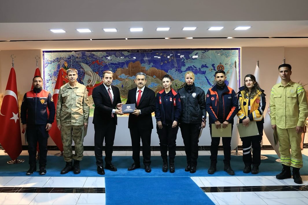 11 ŞUBAT 112 GÜNÜ DOLAYISIYLA 112 ACİL ÇAĞRI MERKEZİ MÜDÜRÜMÜZ ERHAN TATAR VE PERSONELLERİMİZ VALİMİZ SAYIN BİROL EKİCİ'Yİ ZİYARET ETTİ