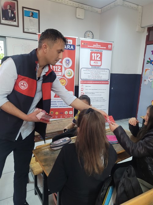 Uşak 112 Acil Çağrı Merkezi Müdürlüğünden Mehmet Emin Hoşgör Ortaokulu Öğrencilerine Ziyaret